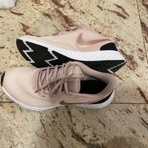 Nike size 8.5 Revolution Running Shoe